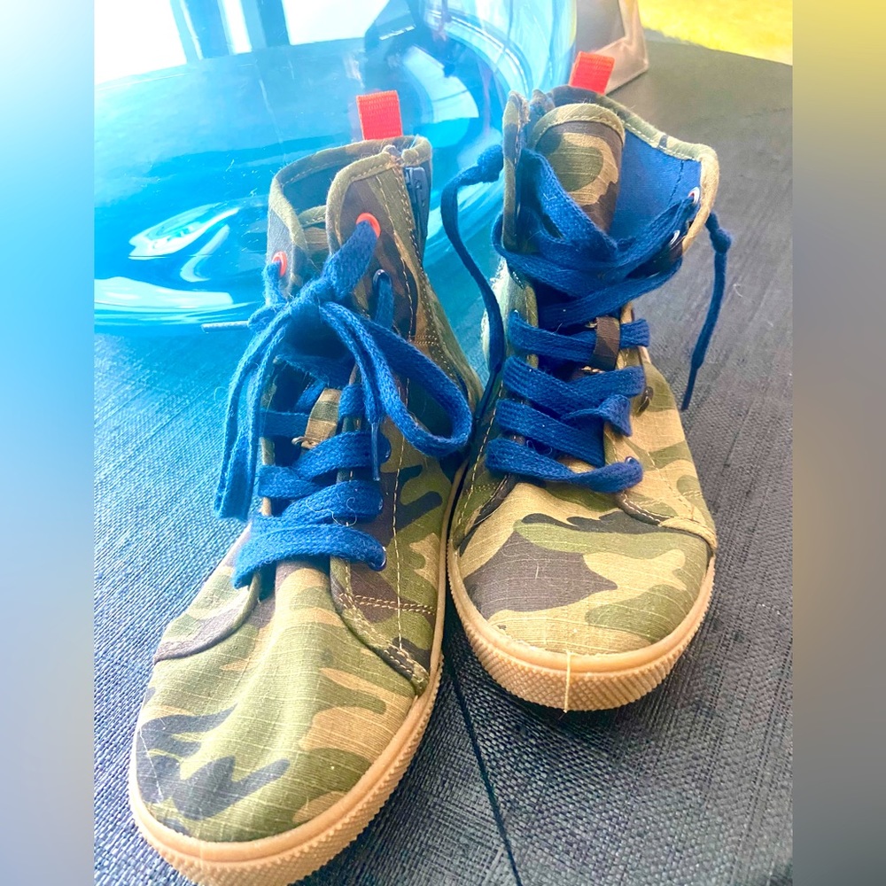 Size 4 NWOT Camo design high tops - Cat & Jack.